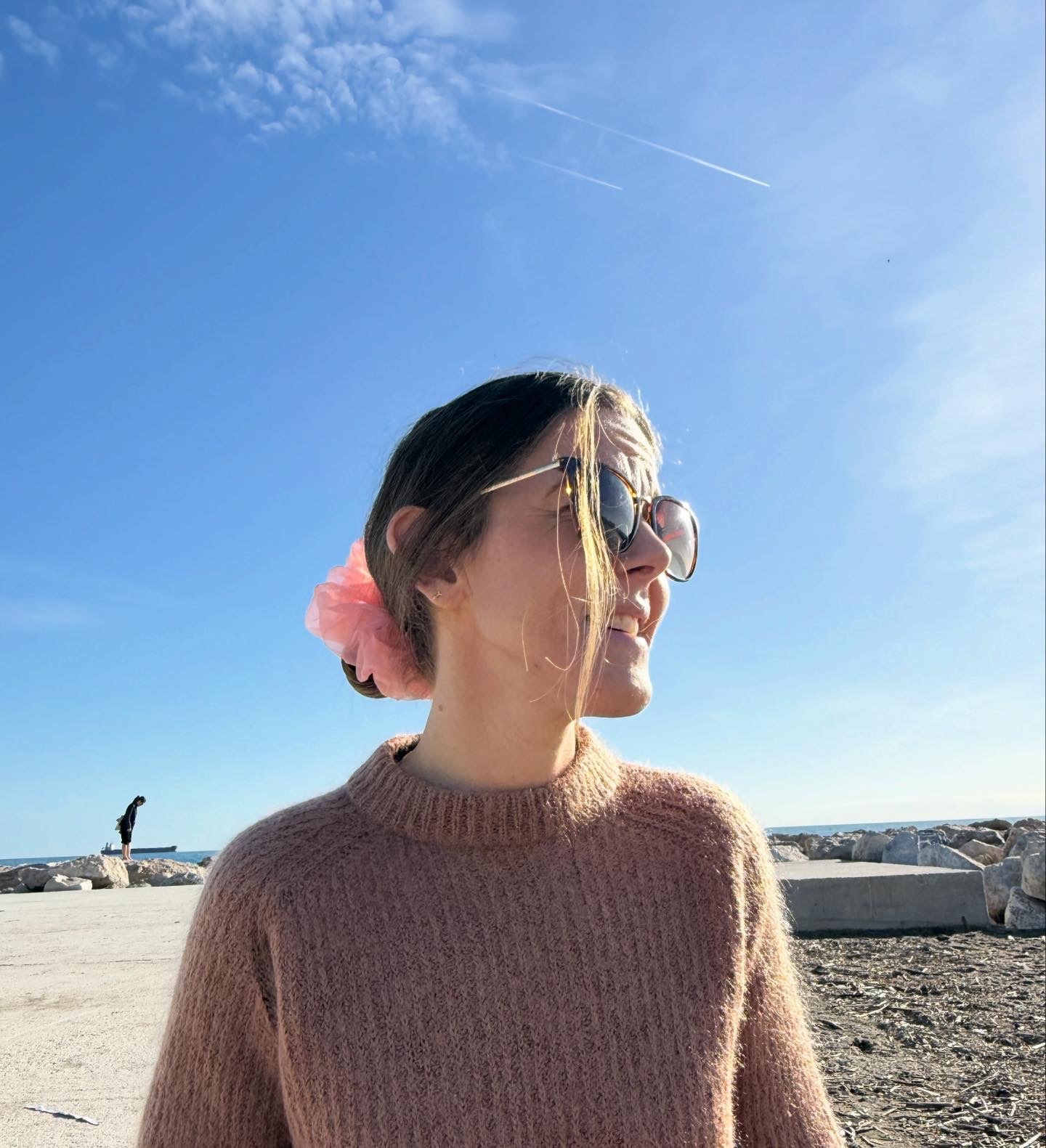 Sanne nyder den friske luft på terassen, mens hun tager noter til næste session med endnu en LadyBoss